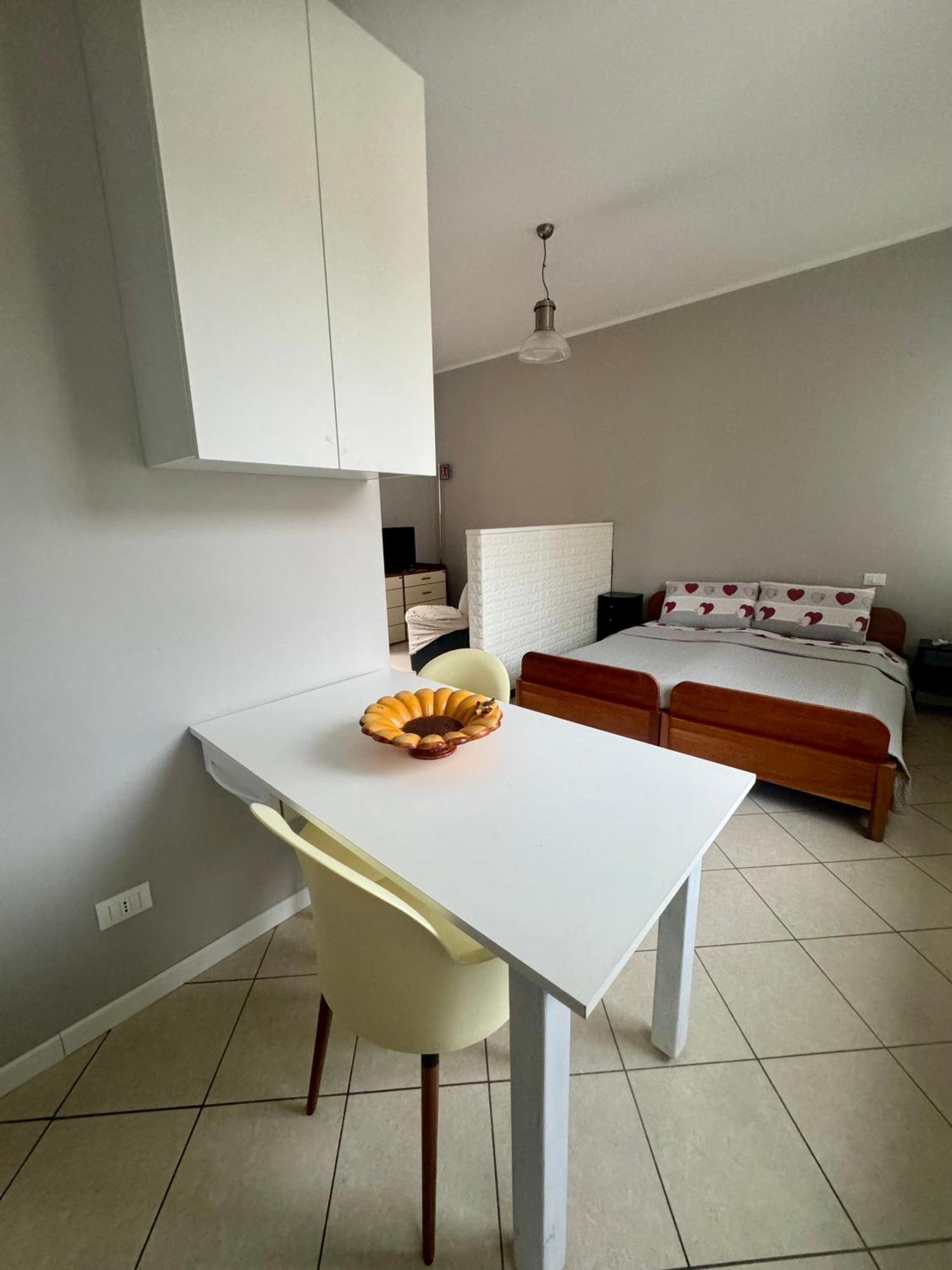 Casa Tito - Accogliente Monolocale A Due Passi Dalla Stazione Cesano Maderno Ngoại thất bức ảnh